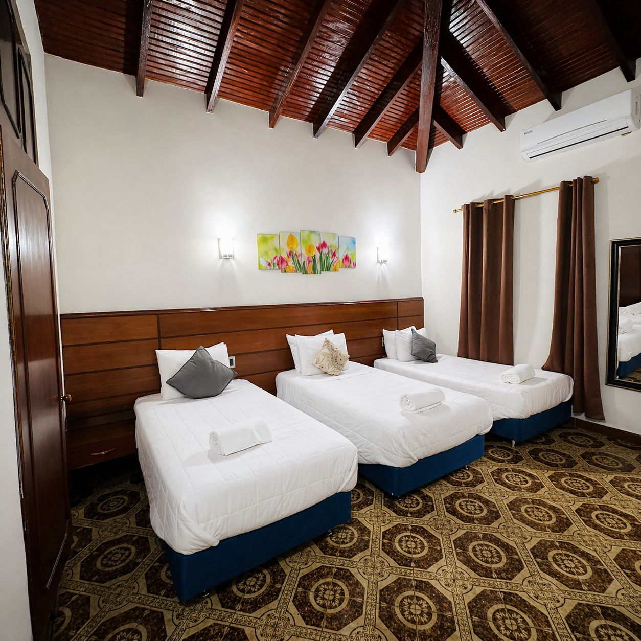 Habitación Triple — El Nogal Casa Hotel